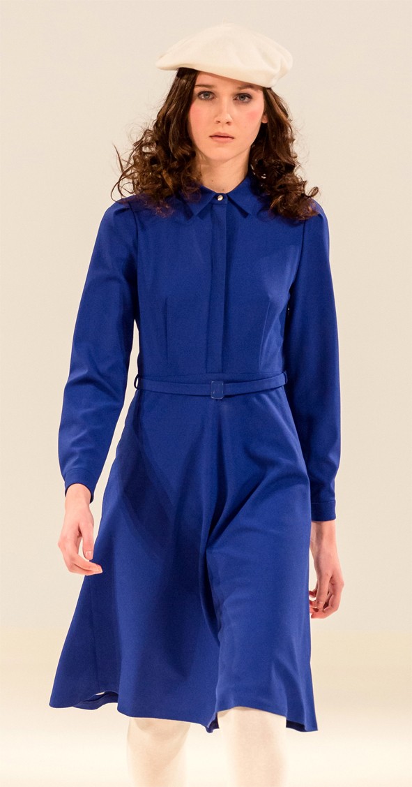 Blusenkleid aus ultramarin blauem Crêpe